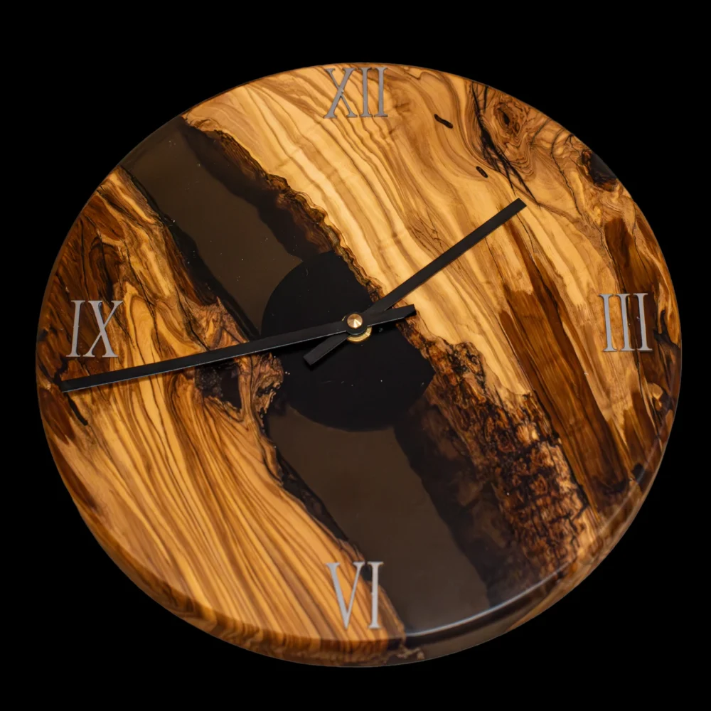 Wanduhr aus Olivenholz und schwarzem Epoxidharz – Bild 2