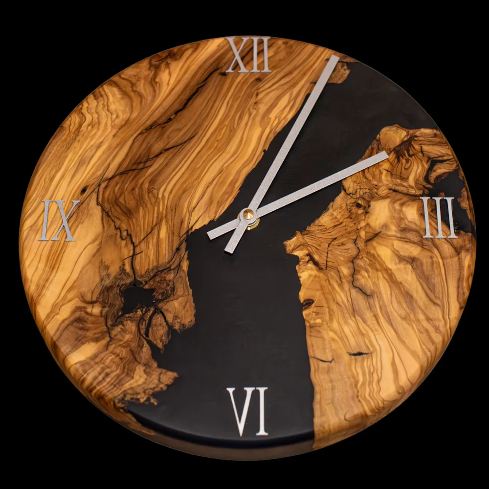 Wanduhr aus Olivenholz und schwarzem Epoxidharz – Bild 4